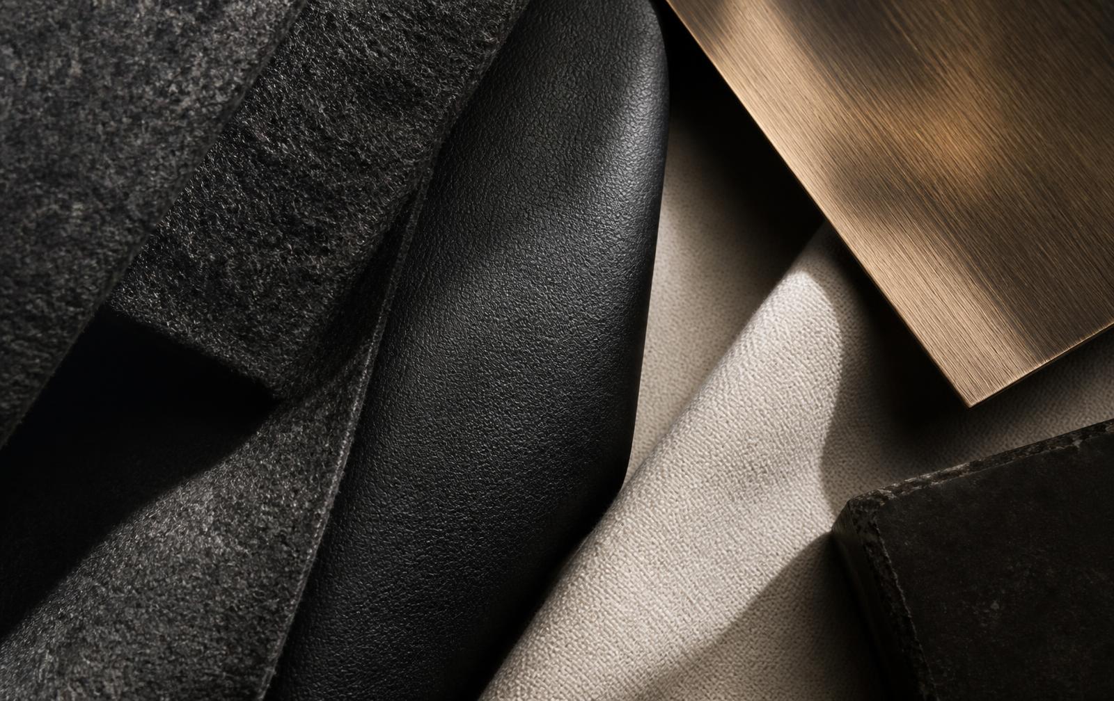 Premium materials: wool, leather, bronze and canvas